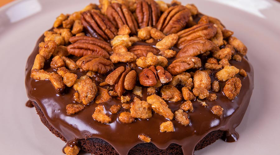 Torta brownies con cioccolato e frutta secca